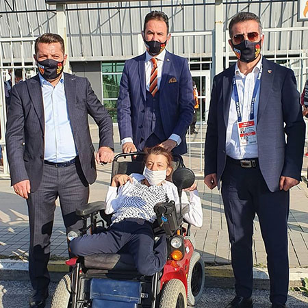 Vakfımızın faaliyetleri Kayseri spor stadyumunda elektrikli tekerlekli sandalye dağıtımıyla devam etti.