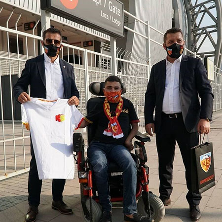 Vakfımızın faaliyetleri Kayseri spor stadyumunda akülü tekerlekli sandalye dağıtımıyla devam etti.
