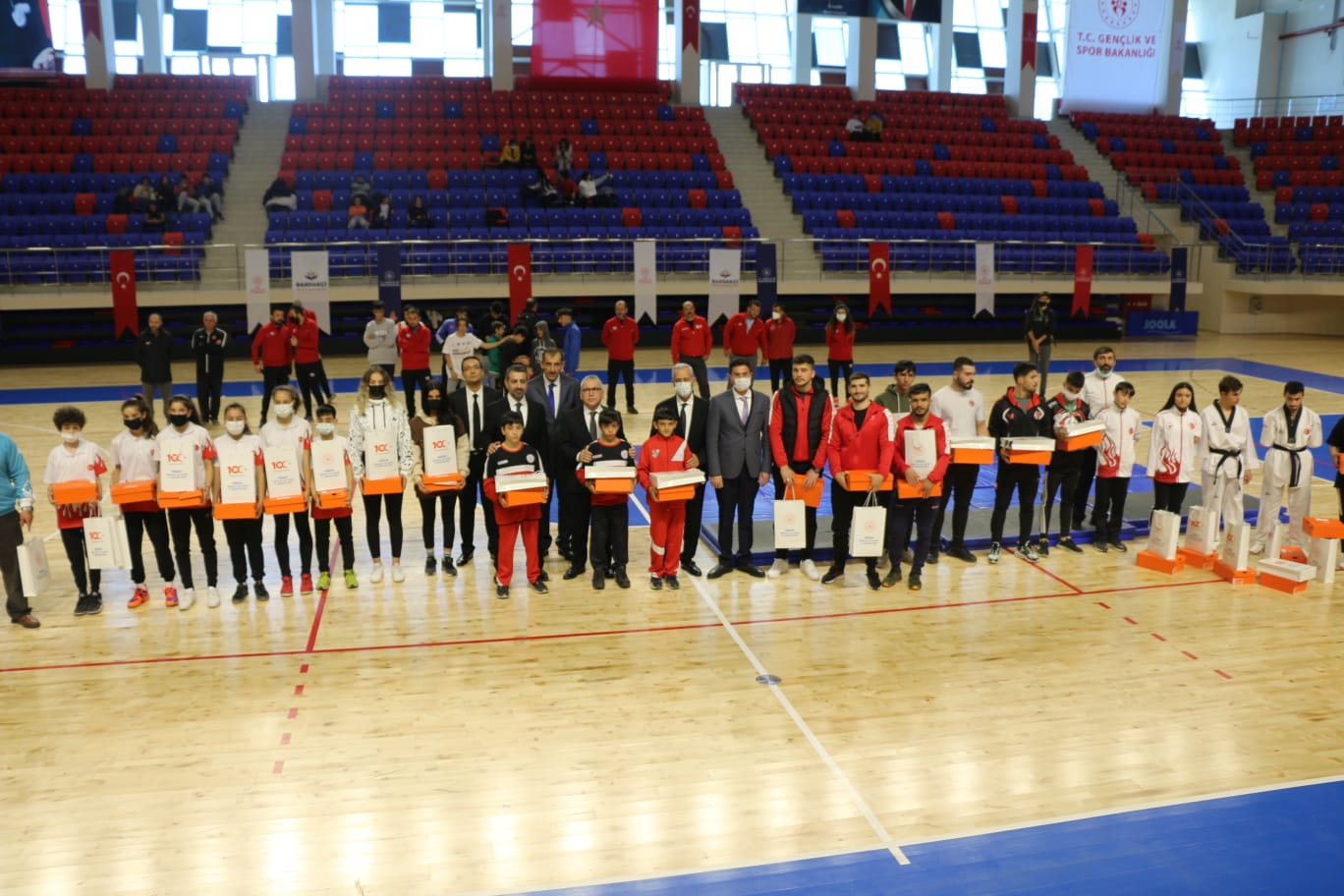 Niğde'de ulusal ve uluslararası müsabakalarda dereceye giren başarılı sporcular için anlamlı bir destek programı düzenlendi. Niğde Valisi ve il protokolünün katılımıyla gerçekleştirilen organizasyonda, Vakfımızın katkılarıyla dereceye giren sporculara çeşitli hediyeler takdim edildi.