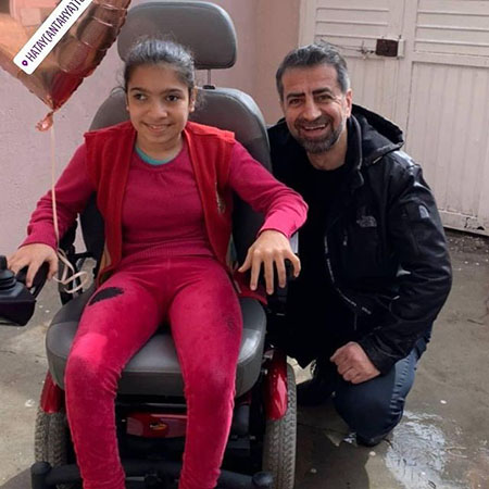 Vakıf Başkanımız, Hatay’ın Antakya ilçesinde engelli bir yavrumuza akülü tekerlekli sandalye hediye ederek yeni bir hareket özgürlüğü kazandırdı. Çocuklarımızın hayatına dokunmaya, engel tanımayan sevgimizle yanlarında olmaya ve tebessümlerine ortak olmaya devam ediyoruz.