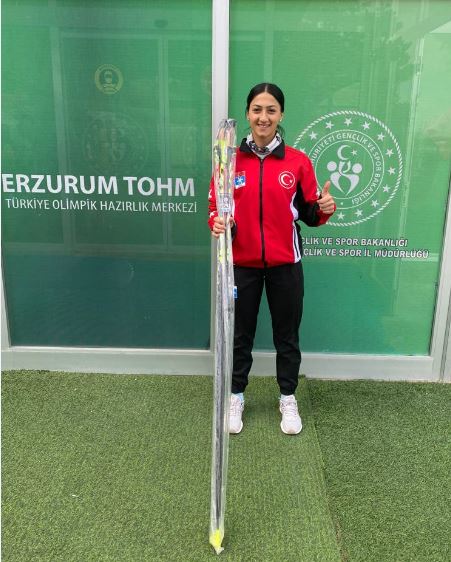 Milli kayakcımıza baton yardımında bulunuldu