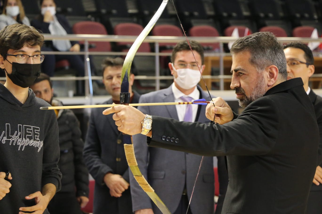 Niğde'de ulusal ve uluslararası müsabakalarda dereceye giren başarılı sporcular için anlamlı bir destek programı düzenlendi. Niğde Valisi ve il protokolünün katılımıyla gerçekleştirilen organizasyonda, Vakfımızın katkılarıyla dereceye giren sporculara çeşitli hediyeler takdim edildi.