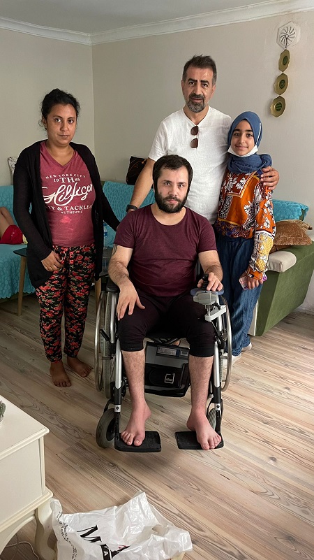 Vakıf Başkanımız, kızıyla birlikte Hatay'ın Antakya ilçesinde engelli bir ailemizi ziyaret ederek akülü tekerlekli sandalye teslim etti.