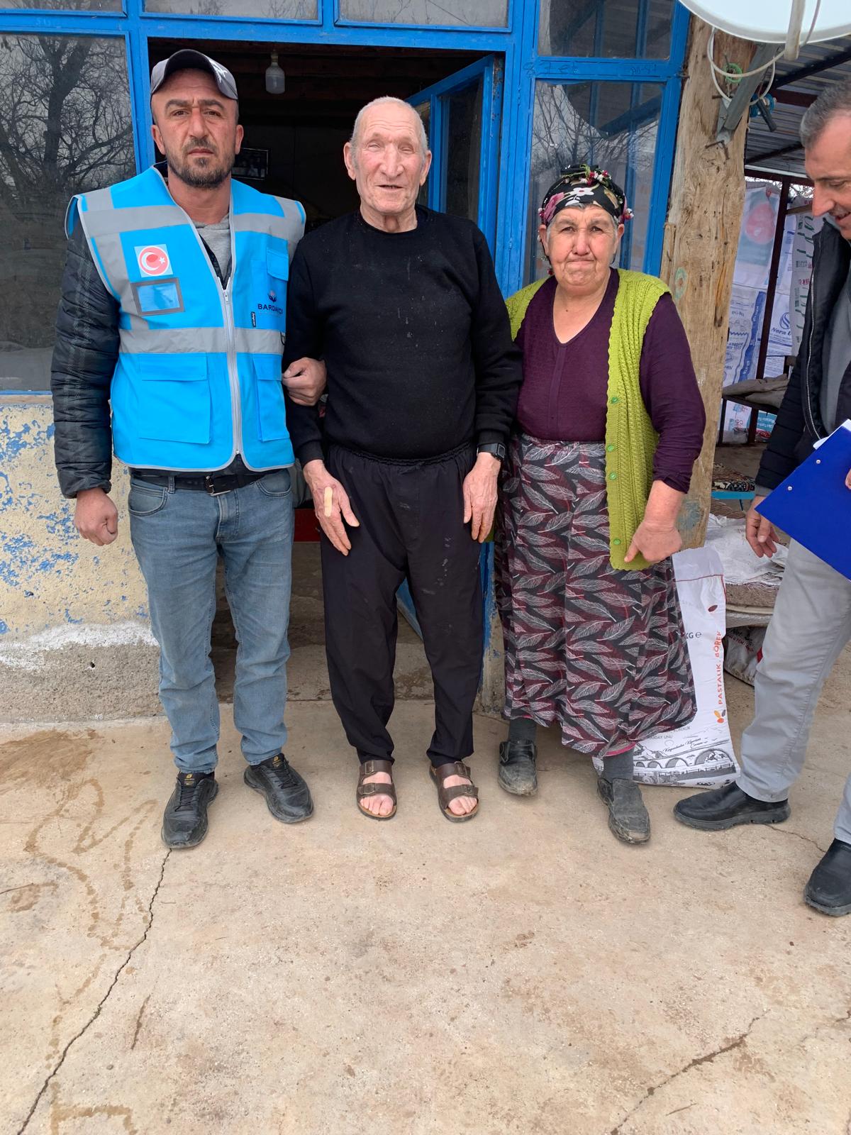 Vakfımız, her Ramazan ayı öncesinde olduğu gibi ihtiyaç sahibi ailelerimize gıda kolilerimizi ulaştırmaya devam ediyor. Paylaşmanın ve dayanışmanın güzelliğini yansıtan bu özel kareler 2025 yılındaki yardım çalışmalarımızdan... ✨