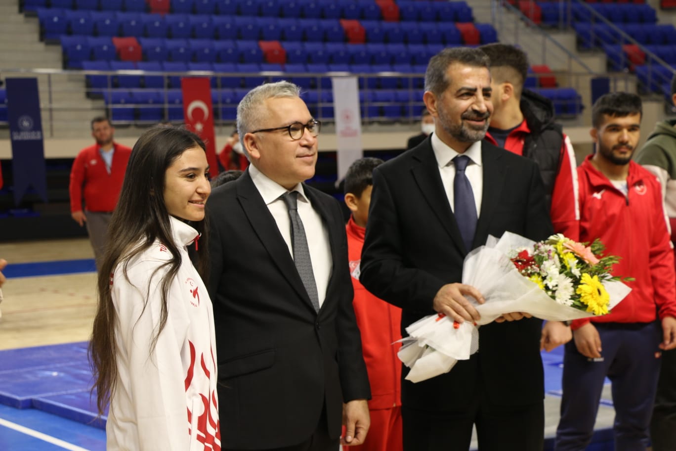Niğde'de ulusal ve uluslararası müsabakalarda dereceye giren başarılı sporcular için anlamlı bir destek programı düzenlendi. Niğde Valisi ve il protokolünün katılımıyla gerçekleştirilen organizasyonda, Vakfımızın katkılarıyla dereceye giren sporculara çeşitli hediyeler takdim edildi.