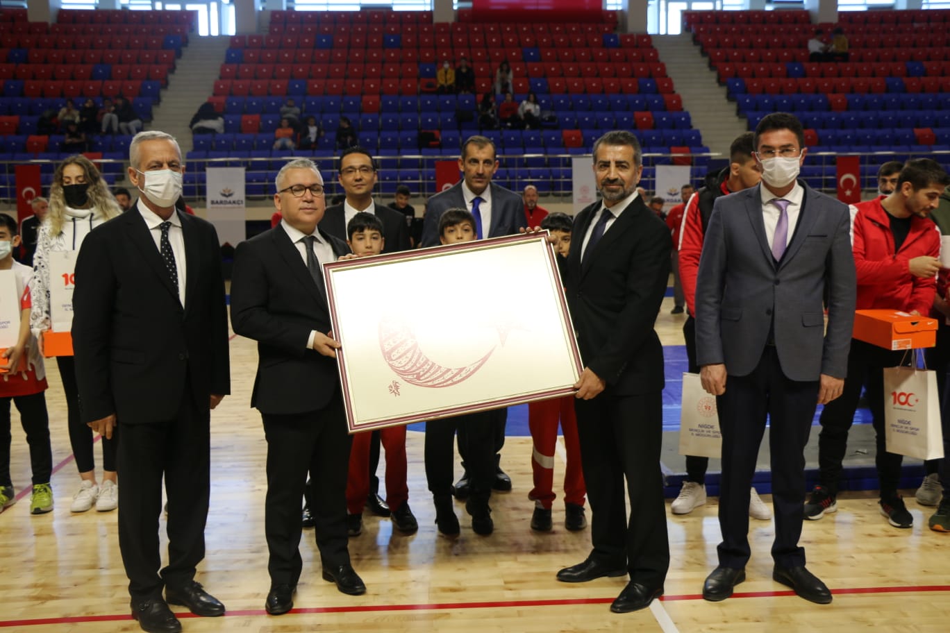 Niğde'de ulusal ve uluslararası müsabakalarda dereceye giren başarılı sporcular için anlamlı bir destek programı düzenlendi. Niğde Valisi ve il protokolünün katılımıyla gerçekleştirilen organizasyonda, Vakfımızın katkılarıyla dereceye giren sporculara çeşitli hediyeler takdim edildi.