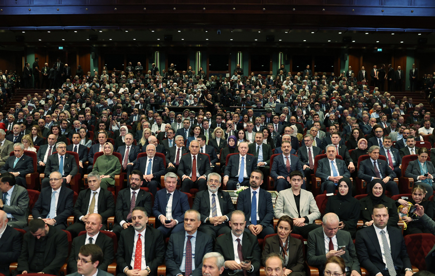 Vakıf Haftası Kutlama Programı, Cumhurbaşkanımızın Himayelerinde Kültür ve Turizm Bakanımızın Katılımlarıyla Cumhurbaşkanlığı Külliyesi'nde 6 Mayıs 2026 Gerçekleştirildi. Vakıf Haftası Kutlama Programı kapsamında, Cumhurbaşkanımızın himayelerinde ve Kültür ve Turizm Bakanımızın katılımlarıyla Cumhurbaşkanlığı Külliyesi’nde gerçekleştirilen törene, Vakıf Başkanımızın Ali Kaynar ve Vakıf Üyelerimizle katılım sağladık.