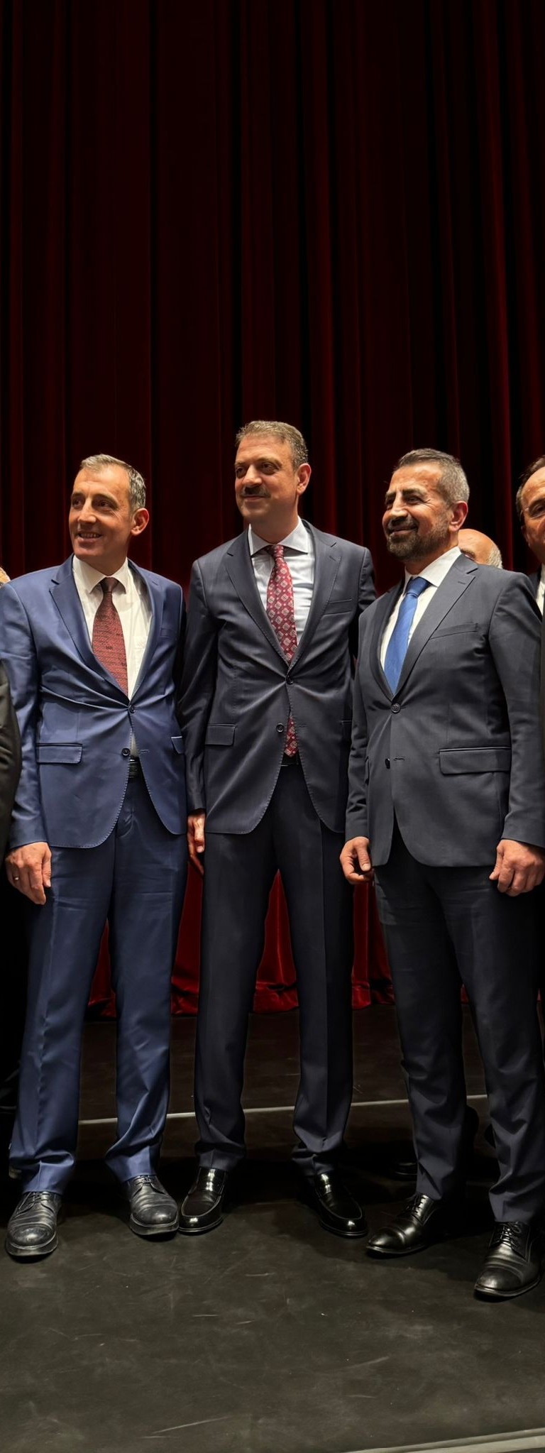 Vakıf Haftası Kutlama Programı, Cumhurbaşkanımızın Himayelerinde Kültür ve Turizm Bakanımızın Katılımlarıyla Cumhurbaşkanlığı Külliyesi'nde 6 Mayıs 2026 Gerçekleştirildi. Vakıf Haftası Kutlama Programı kapsamında, Cumhurbaşkanımızın himayelerinde ve Kültür ve Turizm Bakanımızın katılımlarıyla Cumhurbaşkanlığı Külliyesi’nde gerçekleştirilen törene, Vakıf Başkanımızın Ali Kaynar ve Vakıf Üyelerimizle katılım sağladık.