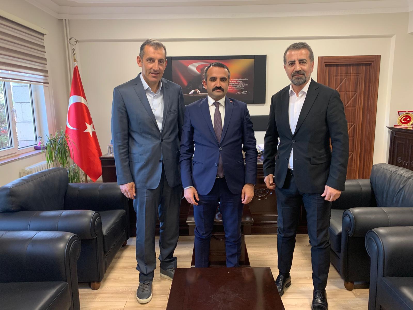 Kayseri Vali Yardımcımıza Çalışma Ziyareti Vakıf Başkanımız Sayın Ali Kaynar ve Başkan Yrd. Sayın Ömer Beydüz, Kayseri Vali Yardımcımız Sayın Ömer Tekeş’i makamında ziyaret etti. Gerçekleştirilen çalışma toplantısında, ilimizde yürütülen engelli akülü sandalye dağıtımları ve planlanan sosyal yardım faaliyetleri üzerine detaylı görüşmeler yapıldı. Kamu ve sivil toplum iş birliğiyle ihtiyaç sahiplerine daha etkin ulaşabilmek adına değerli istişarelerde bulunuldu. Nazik kabulleri, misafirperverlikleri ve sosyal yardımlara verdikleri kıymetli destekler için Kayseri Vali Yardımcımız Sayın Ömer Tekeş’e şükranlarımızı sunarız.