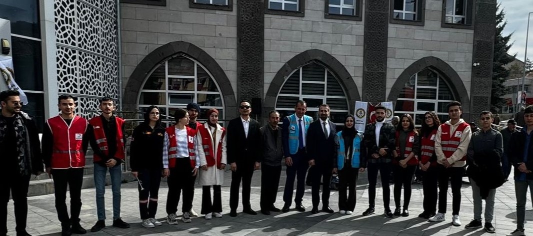Bünyan’da Akülü Sandalye Dağıtım Töreni Coşkuyla Gerçekleşti Vakfımızın Hollanda’dan temin ettiği akülü tekerlekli sandalyeler, Kayseri Bünyan’da düzenlenen anlamlı bir törenle engelli vatandaşlarımıza teslim edildi. Protokol üyelerimizin ve bölge halkımızın yoğun katılımıyla gerçekleşen törende, paylaşmanın ve dayanışmanın güzel bir örneği sergilendi. Sandalyelerine kavuşan vatandaşlarımızın sevinci ve heyecanı törene damga vururken, vakıf olarak bir kez daha gönüllere dokunmanın mutluluğunu yaşadık. Bizleri bu özel günde yalnız bırakmayan başta Sayın Milletvekilimize, Bünyan Belediye Başkanımıza, protokole ve törene katılarak heyecanımıza ortak olan tüm halkımıza gönülden teşekkür ederiz.