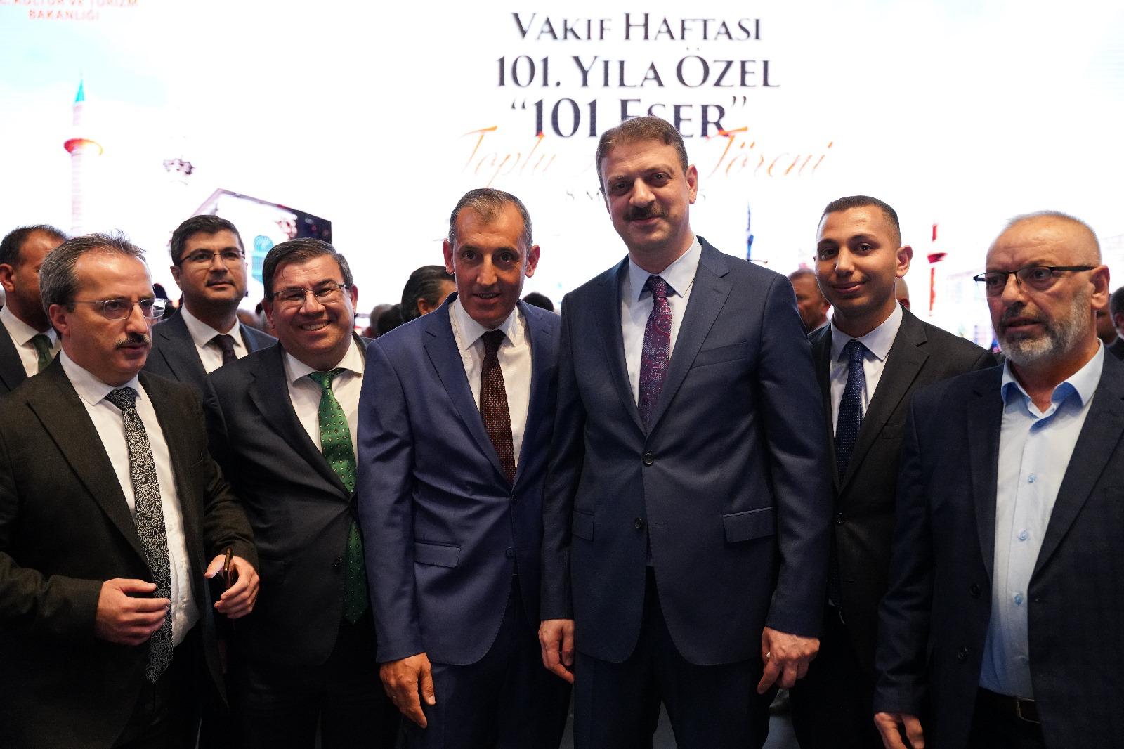 Vakıflar Haftası vesilesiyle Cumhurbaşkanlığı Külliyesi’nde gerçekleştirilen toplantıya vakfımızı temsilen katıldık. Kadim medeniyetimizin yapı taşı olan vakıf kültürünü yaşatmak ve geleceğe taşımak adına ortak akılla hareket etmeye, dayanışmayı büyütmeye devam ediyoruz.