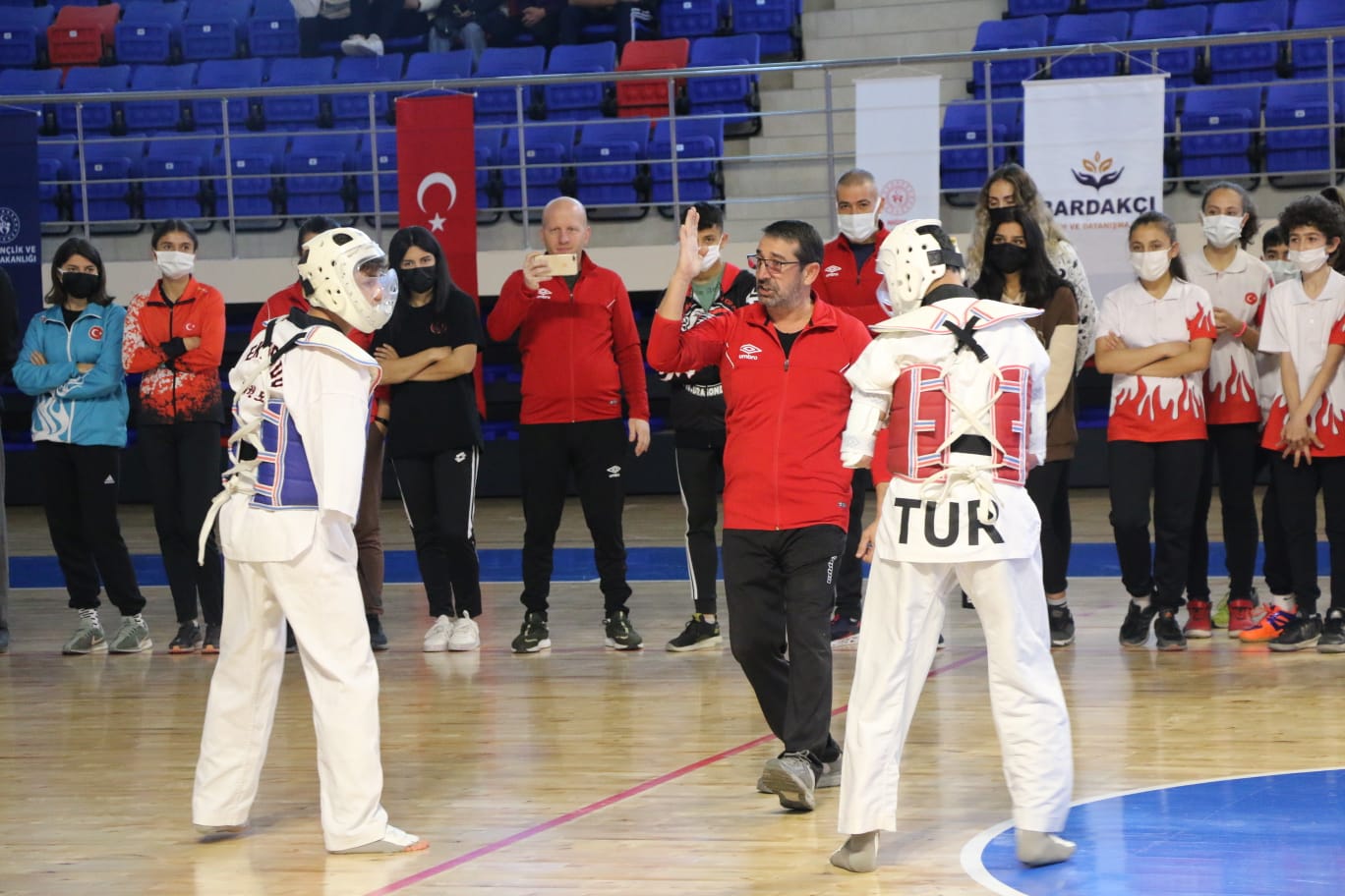Niğde'de ulusal ve uluslararası müsabakalarda dereceye giren başarılı sporcular için anlamlı bir destek programı düzenlendi. Niğde Valisi ve il protokolünün katılımıyla gerçekleştirilen organizasyonda, Vakfımızın katkılarıyla dereceye giren sporculara çeşitli hediyeler takdim edildi.