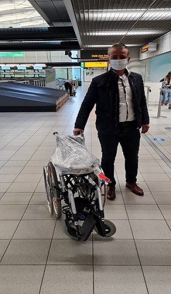 Vakıf Kurucularımızdan Bekir Kaynar 'ın hollandan akülü tekerlekli sandalye getirip engelli kardeşimize teslim etmiştir faaliyetlerimizden kareler