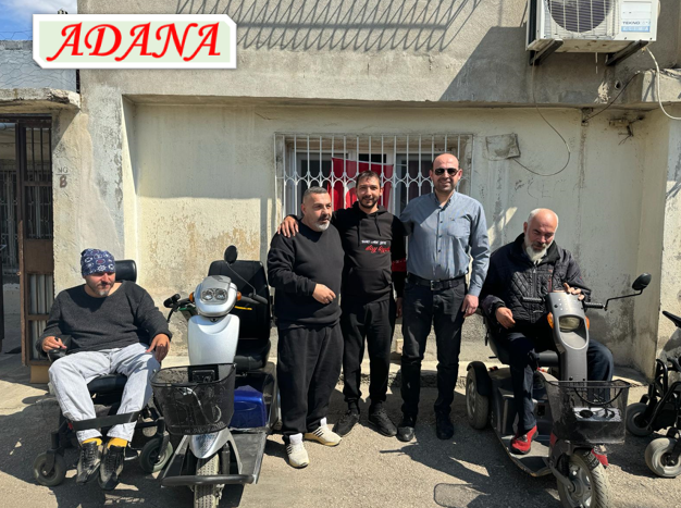 Adana’da Engelli İki Vatandaşımıza Akülü Sandalye Desteği Vakfımız, engelleri birlikte aşmaya devam ediyor. 2024 yılında Adana’da yaşayan engelli iki kardeşimize, yurt dışından temin ettiğimiz akülü tekerlekli sandalyeyi ulaştırdık. Vakıf gönüllümüz Yusuf Bey tarafından teslim edildi. Kardeşlerimizin hayatını bir nebze de olsa kolaylaştırabilmenin mutluluğunu yaşıyoruz.