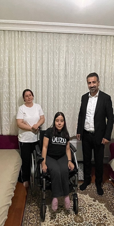Vakıf Başkanımız, 2021 yılında Ankara ilinde engelli bir ailemizi ziyaret ederek akülü tekerlekli sandalye teslim etti.