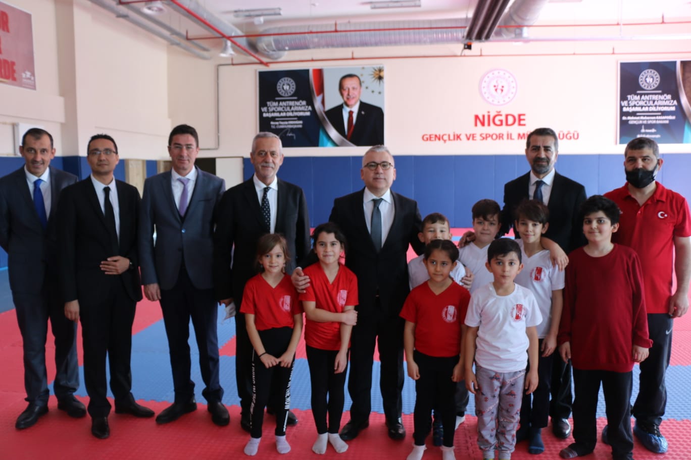 Niğde'de ulusal ve uluslararası müsabakalarda dereceye giren başarılı sporcular için anlamlı bir destek programı düzenlendi. Niğde Valisi ve il protokolünün katılımıyla gerçekleştirilen organizasyonda, Vakfımızın katkılarıyla dereceye giren sporculara çeşitli hediyeler takdim edildi.