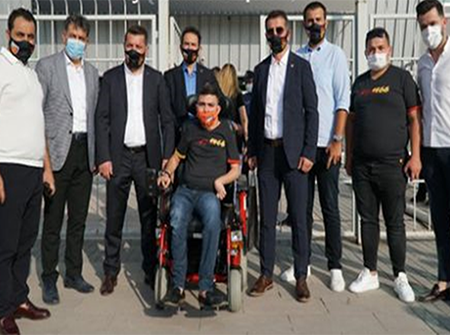 Vakıf faaliyetlerimize Kayseri spor stadyumunda akülü tekerlekli sandalye vererek devam edildi.