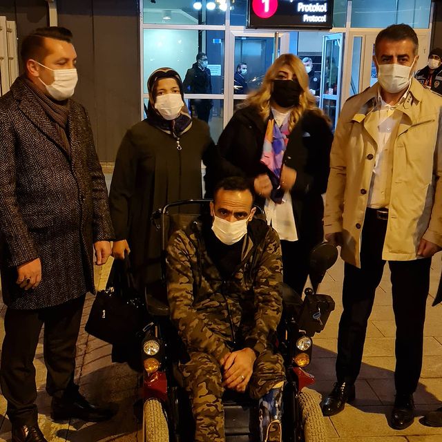 Vakfımızın faaliyetleri Kayseri spor stadyumunda akülü tekerlekli sandalye dağıtımıyla devam etti.