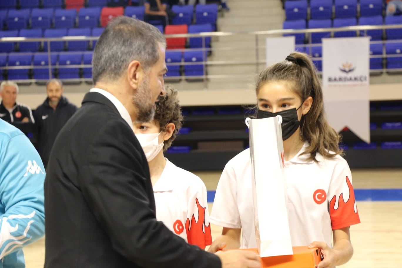 Niğde'de ulusal ve uluslararası müsabakalarda dereceye giren başarılı sporcular için anlamlı bir destek programı düzenlendi. Niğde Valisi ve il protokolünün katılımıyla gerçekleştirilen organizasyonda, Vakfımızın katkılarıyla dereceye giren sporculara çeşitli hediyeler takdim edildi.