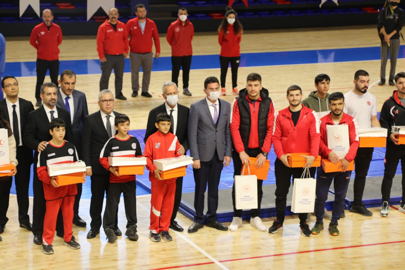 Niğde'de ulusal ve uluslararası müsabakalarda dereceye giren başarılı sporcular için anlamlı bir destek programı düzenlendi. Niğde Valisi ve il protokolünün katılımıyla gerçekleştirilen organizasyonda, Vakfımızın katkılarıyla dereceye giren sporculara çeşitli hediyeler takdim edildi.