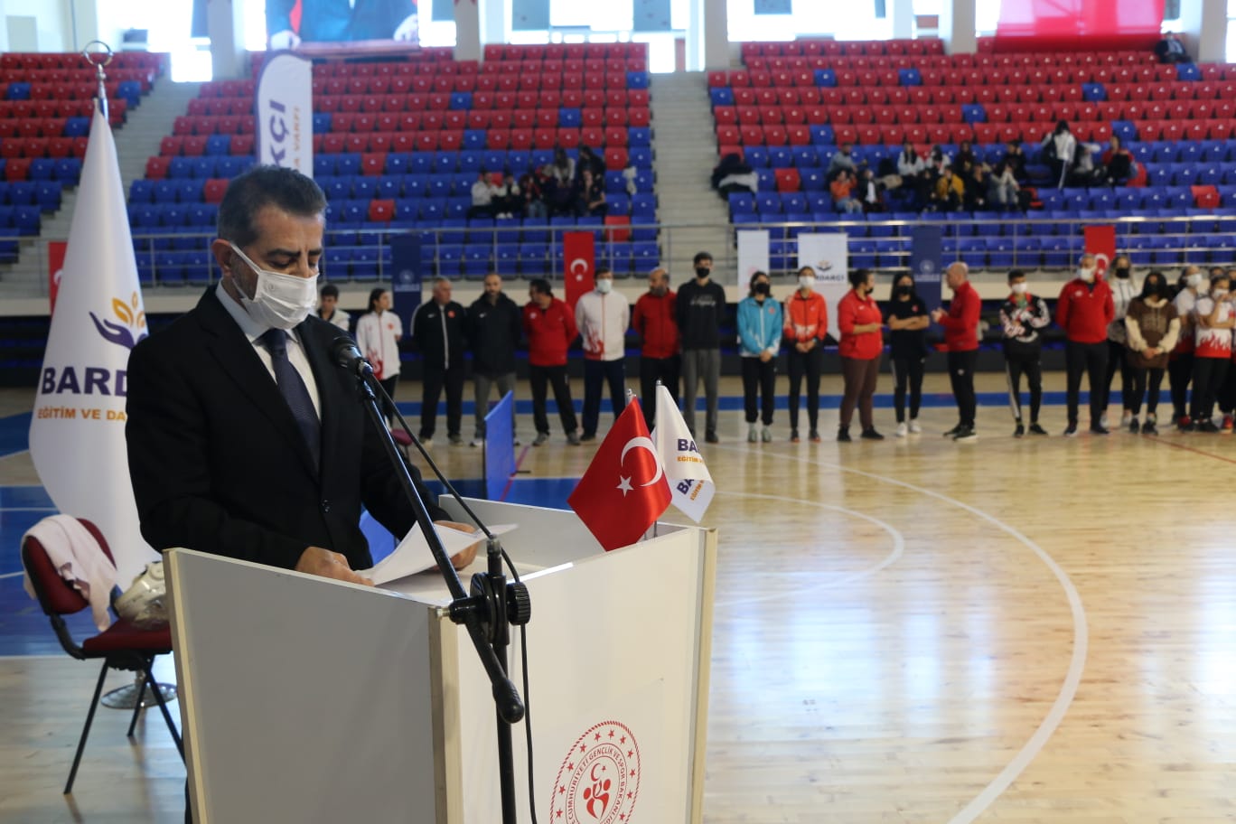 Niğde'de ulusal ve uluslararası müsabakalarda dereceye giren başarılı sporcular için anlamlı bir destek programı düzenlendi. Niğde Valisi ve il protokolünün katılımıyla gerçekleştirilen organizasyonda, Vakfımızın katkılarıyla dereceye giren sporculara çeşitli hediyeler takdim edildi.