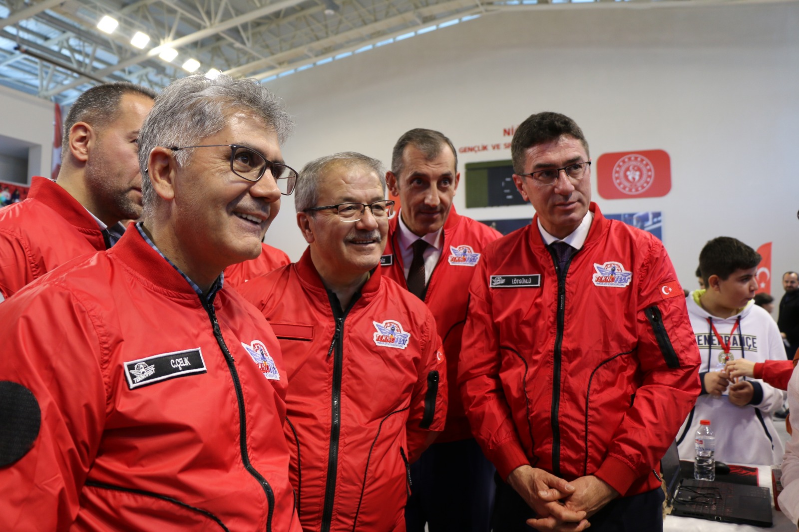Niğde Valiliği tarafından organize edilen 2023 yılındaki TEKNOFEST yarışmalarında dereceye girerek büyük bir başarıya imza atan öğrencilerimize, vakfımız tarafından çeşitli hediyeler ve destek yardımları takdim edilmiştir. Geleceğin teknolojilerini üreten gençlerimizi ve emeği geçen öğretmenlerimizi tebrik eder, başarılarının devamını dileriz.