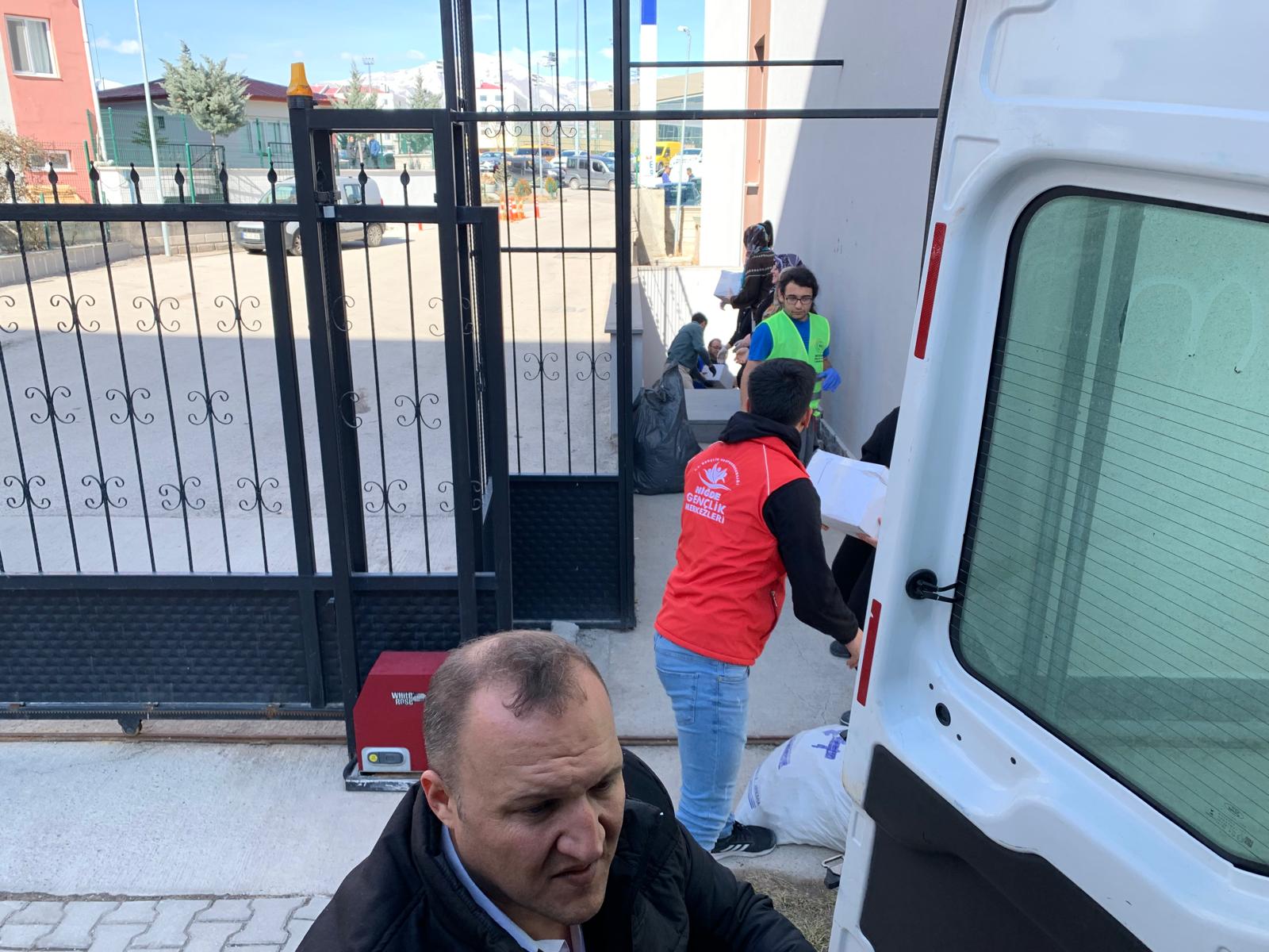 Vakfımız, deprem felaketinin ardından Niğde'ye misafir edilen depremzede ailelerimize acil ihtiyaç malzemelerini ve destek paketlerini ulaştırmıştır. Dayanışma ruhuyla hemşerilerimizin ve afetzedelerimizin yanında olmaya devam ediyoruz.