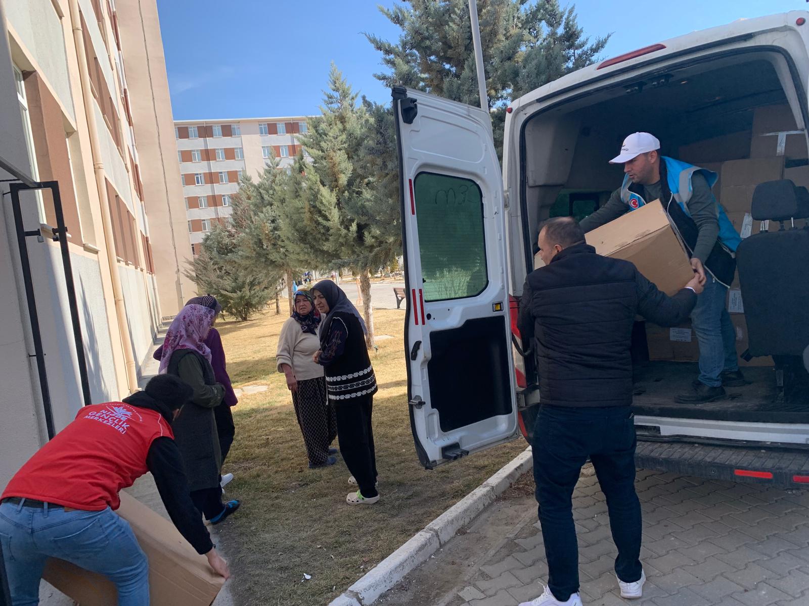 Vakfımız, deprem felaketinin ardından Niğde'ye misafir edilen depremzede ailelerimize acil ihtiyaç malzemelerini ve destek paketlerini ulaştırmıştır. Dayanışma ruhuyla hemşerilerimizin ve afetzedelerimizin yanında olmaya devam ediyoruz.