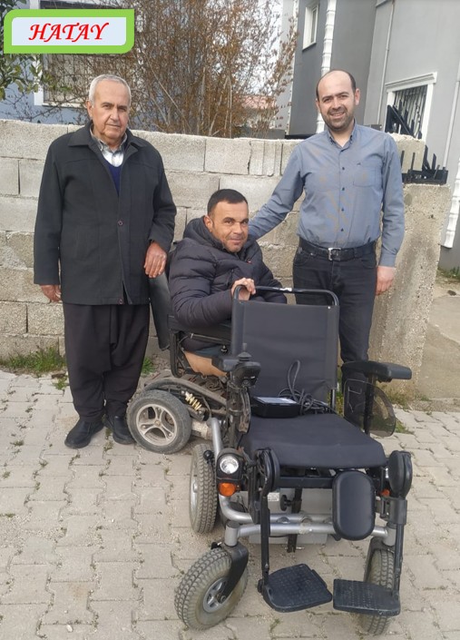 Hatay’da Engelli Vatandaşımıza Akülü Sandalye Desteği Vakfımız, engelleri birlikte aşmaya devam ediyor. 2024 yılında Hatay’da yaşayan engelli vatandaşımıza, yurt dışından temin ettiğimiz akülü tekerlekli sandalyeyi ulaştırdık. Vakıf gönüllümüz Yusuf Bey tarafından teslim edildi. Bu kardeşimizin hayatını bir nebze de olsa kolaylaştırabilmenin mutluluğunu yaşıyoruz.