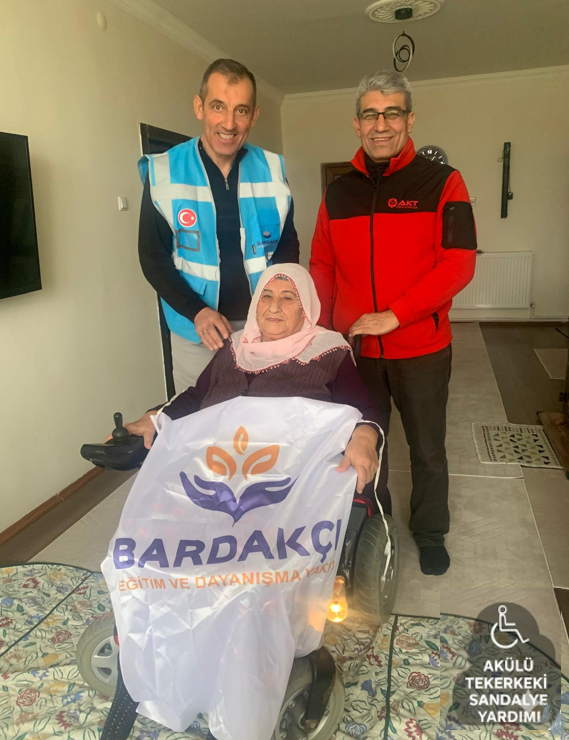 Kayseri de Vatandaşımıza Akülü Sandalye Desteği Vakfımız, engelleri birlikte aşmaya devam ediyor. 2025 yılında Bünyan Büyüktuzhisar da  yaşayan vatandaşımıza, yurt dışından temin ettiğimiz akülü tekerlekli sandalyeyi ulaştırdık.