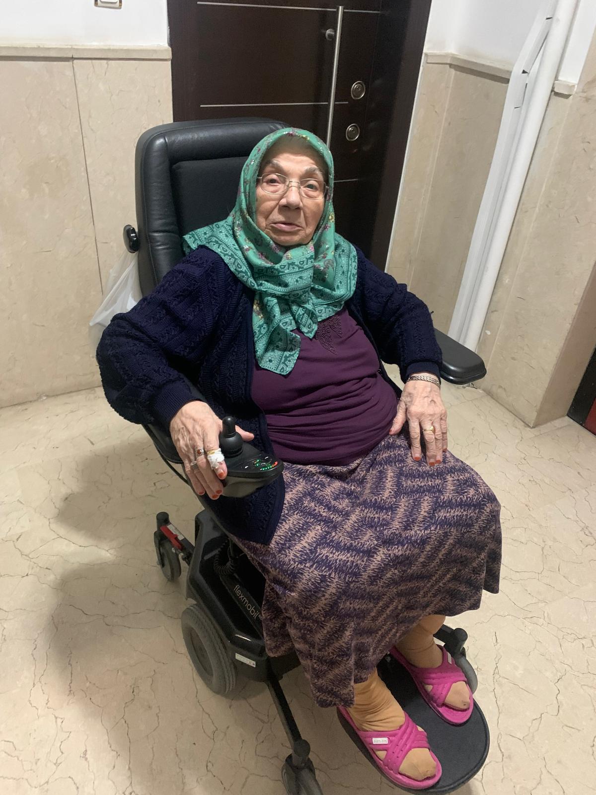 Ankara da Engelli Vatandaşımıza Akülü Sandalye Desteği Vakfımız, engelleri birlikte aşmaya devam ediyor. 2026 yılında Ankara da yaşayan engelli vatandaşımıza, yurt dışından temin ettiğimiz akülü tekerlekli sandalyeyi ulaştırdık.