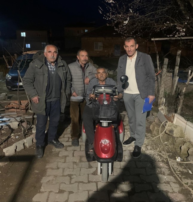 Kayseri de Engelli Vatandaşımıza Akülü Sandalye Desteği Vakfımız, engelleri birlikte aşmaya devam ediyor. 2026 yılında Kayseri Büyüktuzhisar da yaşayan engelli vatandaşımıza, yurt dışından temin ettiğimiz akülü tekerlekli sandalyeyi ulaştırdık.