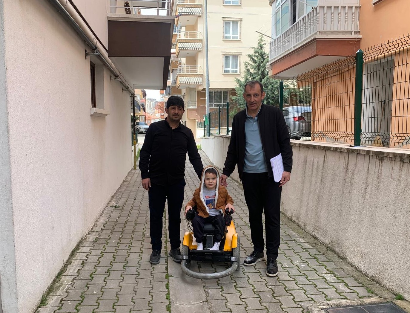 Ankara da Engelli küçük yavrumuza Akülü Sandalye Desteği Vakfımız, engelleri birlikte aşmaya devam ediyor. 2026 yılında Ankara da yaşayan engelli küçük yavrumuza, yurt dışından temin ettiğimiz akülü tekerlekli sandalyeyi ulaştırdık.