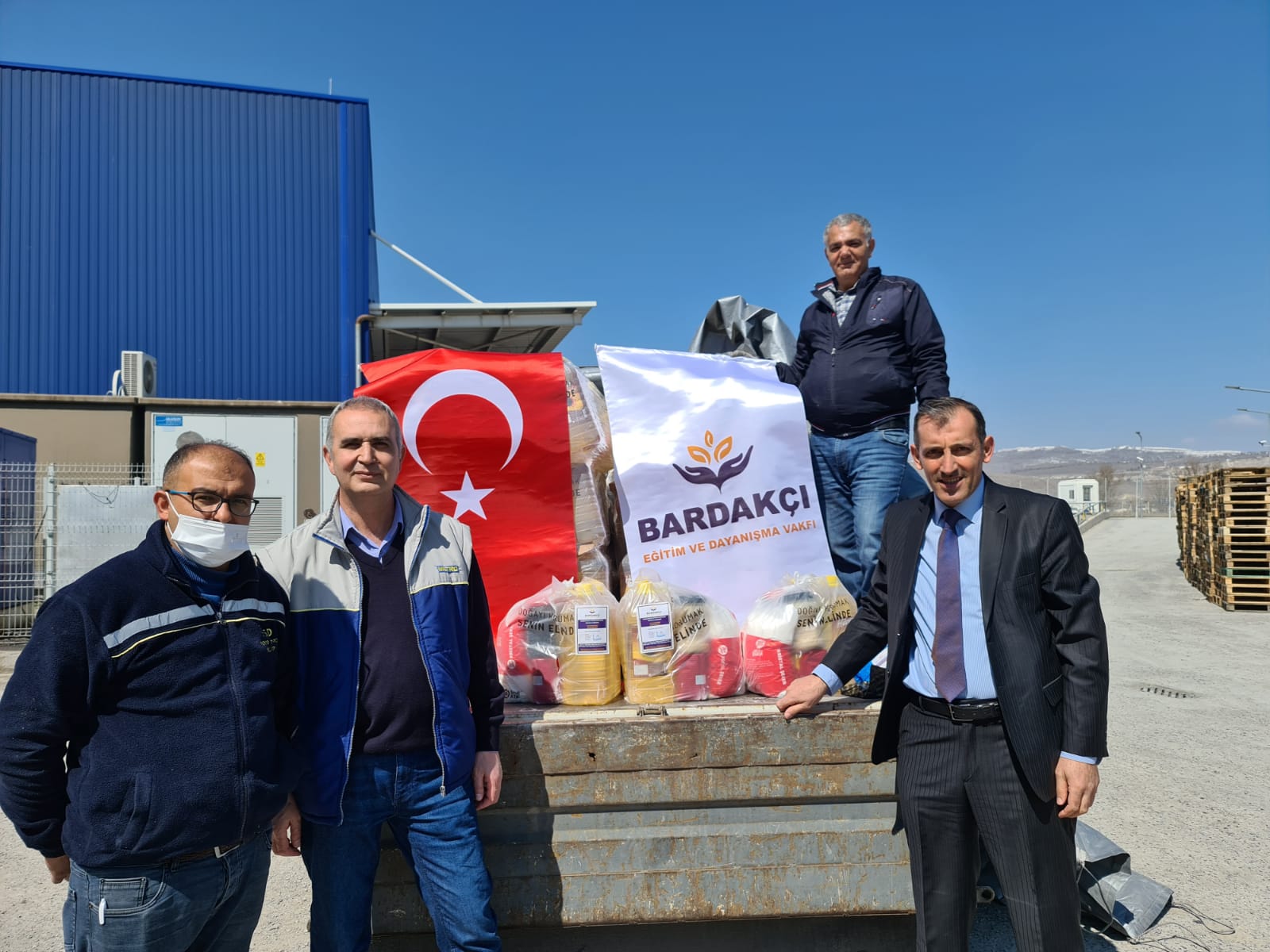 Vakfımız, her Ramazan ayı öncesinde olduğu gibi ihtiyaç sahibi ailelerimize gıda kolilerimizi ulaştırmaya devam ediyor. Paylaşmanın ve dayanışmanın güzelliğini yansıtan bu özel kareler 2022 yılındaki yardım çalışmalarımızdan... ✨
