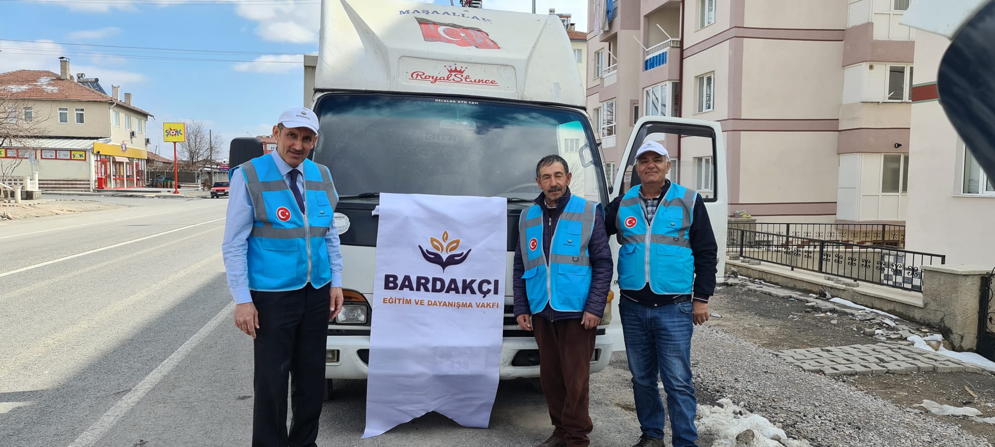 Vakfımız, her Ramazan ayı öncesinde olduğu gibi ihtiyaç sahibi ailelerimize gıda kolilerimizi ulaştırmaya devam ediyor. Paylaşmanın ve dayanışmanın güzelliğini yansıtan bu özel kareler 2022 yılındaki yardım çalışmalarımızdan... ✨