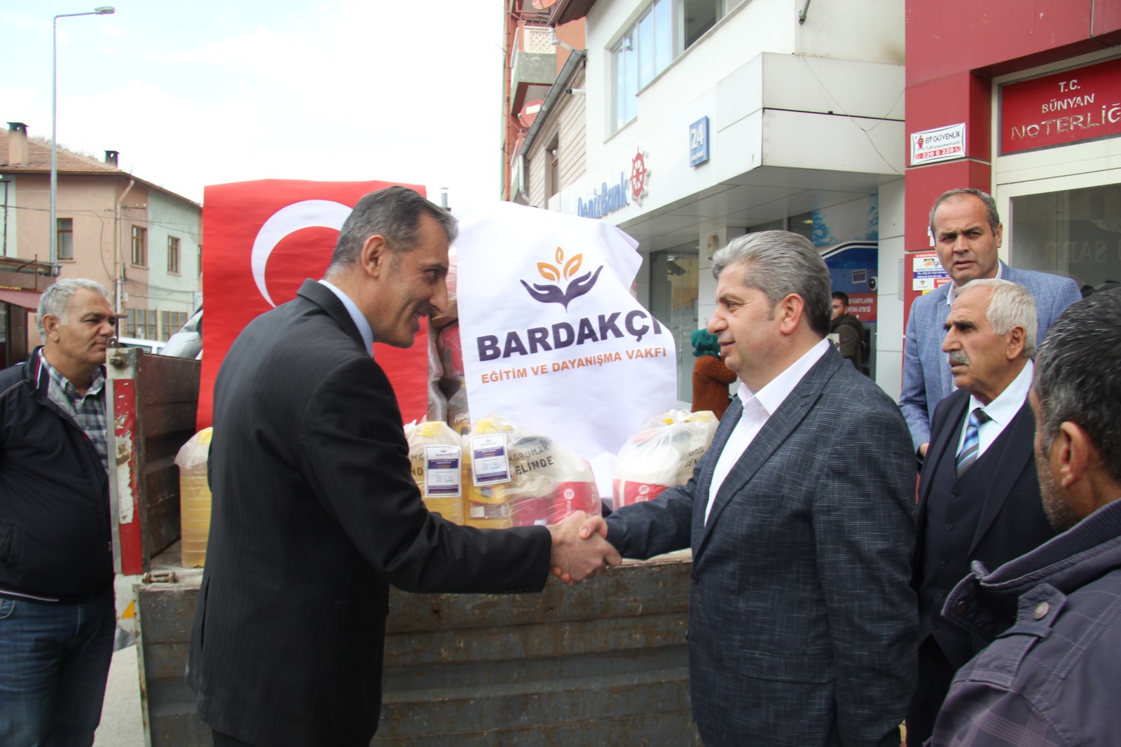 Vakfımız, her Ramazan ayı öncesinde olduğu gibi ihtiyaç sahibi ailelerimize gıda kolilerimizi ulaştırmaya devam ediyor. Paylaşmanın ve dayanışmanın güzelliğini yansıtan bu özel kareler 2022 yılındaki yardım çalışmalarımızdan... ✨