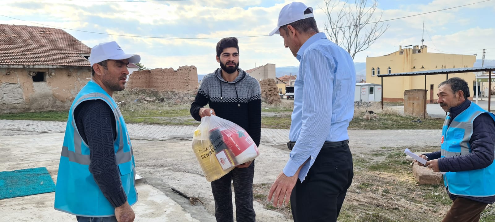 Vakfımız, her Ramazan ayı öncesinde olduğu gibi ihtiyaç sahibi ailelerimize gıda kolilerimizi ulaştırmaya devam ediyor. Paylaşmanın ve dayanışmanın güzelliğini yansıtan bu özel kareler 2022 yılındaki yardım çalışmalarımızdan... ✨