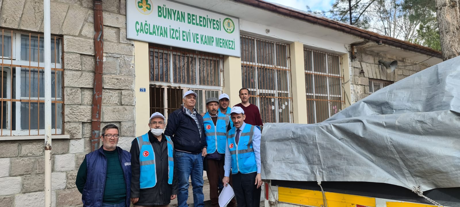 Vakfımız, her Ramazan ayı öncesinde olduğu gibi ihtiyaç sahibi ailelerimize gıda kolilerimizi ulaştırmaya devam ediyor. Paylaşmanın ve dayanışmanın güzelliğini yansıtan bu özel kareler 2022 yılındaki yardım çalışmalarımızdan... ✨