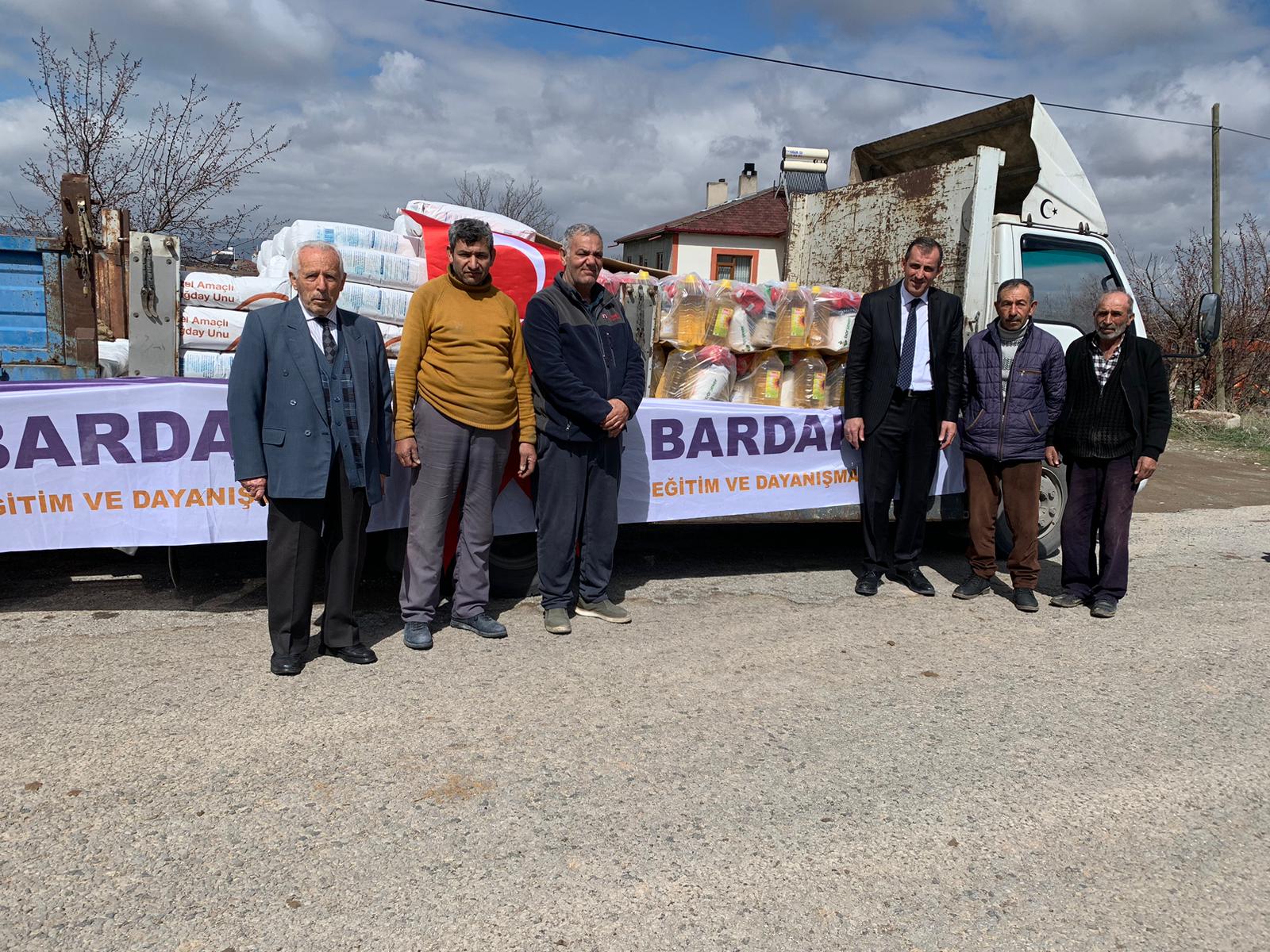 Vakfımızın geleneksel Ramazan yardımları kapsamında ihtiyaç sahibi ailelere ulaştırdığı gıda kolilerinden ve paylaşmanın huzurunu yaşadığımız dayanışma anlarından kareler... 2023 yılı Ramazan ayında gerçekleştirdiğimiz yardım çalışmalarından özel anları sizler için derledik.