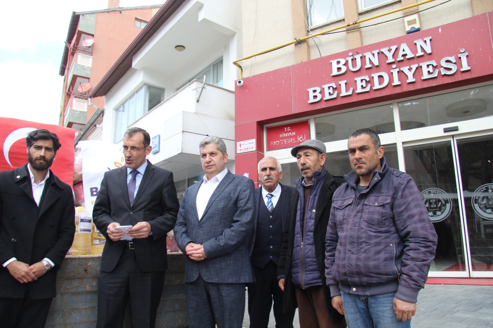 Vakfımız, her Ramazan ayı öncesinde olduğu gibi ihtiyaç sahibi ailelerimize gıda kolilerimizi ulaştırmaya devam ediyor. Paylaşmanın ve dayanışmanın güzelliğini yansıtan bu özel kareler 2022 yılındaki yardım çalışmalarımızdan... ✨
