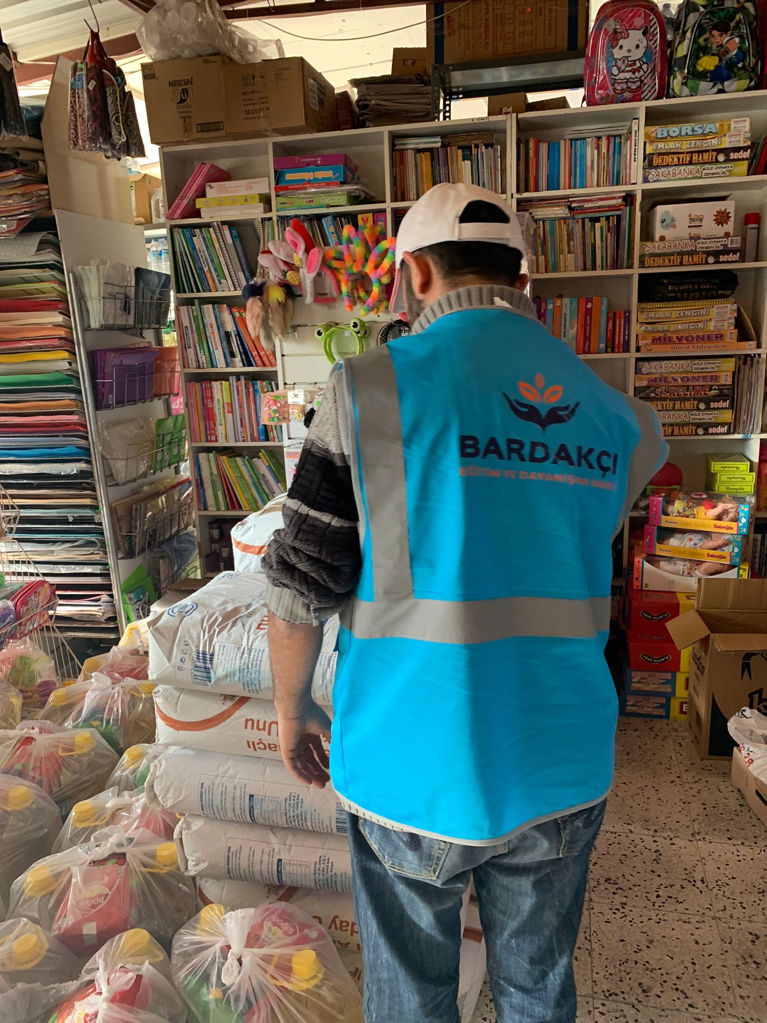 Vakfımızın geleneksel Ramazan yardımları kapsamında ihtiyaç sahibi ailelere ulaştırdığı gıda kolilerinden ve paylaşmanın huzurunu yaşadığımız dayanışma anlarından kareler... 2023 yılı Ramazan ayında gerçekleştirdiğimiz yardım çalışmalarından özel anları sizler için derledik.