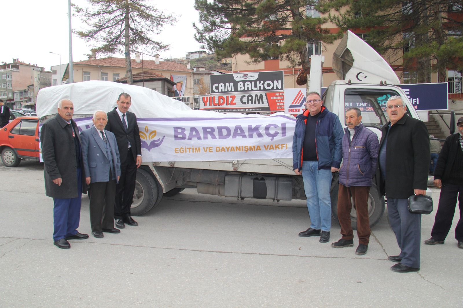 Vakfımızın geleneksel Ramazan yardımları kapsamında ihtiyaç sahibi ailelere ulaştırdığı gıda kolilerinden ve paylaşmanın huzurunu yaşadığımız dayanışma anlarından kareler... 2023 yılı Ramazan ayında gerçekleştirdiğimiz yardım çalışmalarından özel anları sizler için derledik.