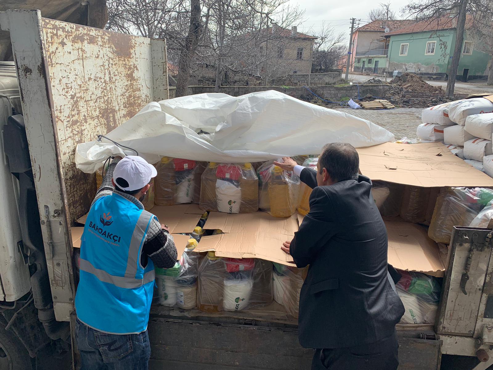 Vakfımızın geleneksel Ramazan yardımları kapsamında ihtiyaç sahibi ailelere ulaştırdığı gıda kolilerinden ve paylaşmanın huzurunu yaşadığımız dayanışma anlarından kareler... 2023 yılı Ramazan ayında gerçekleştirdiğimiz yardım çalışmalarından özel anları sizler için derledik.