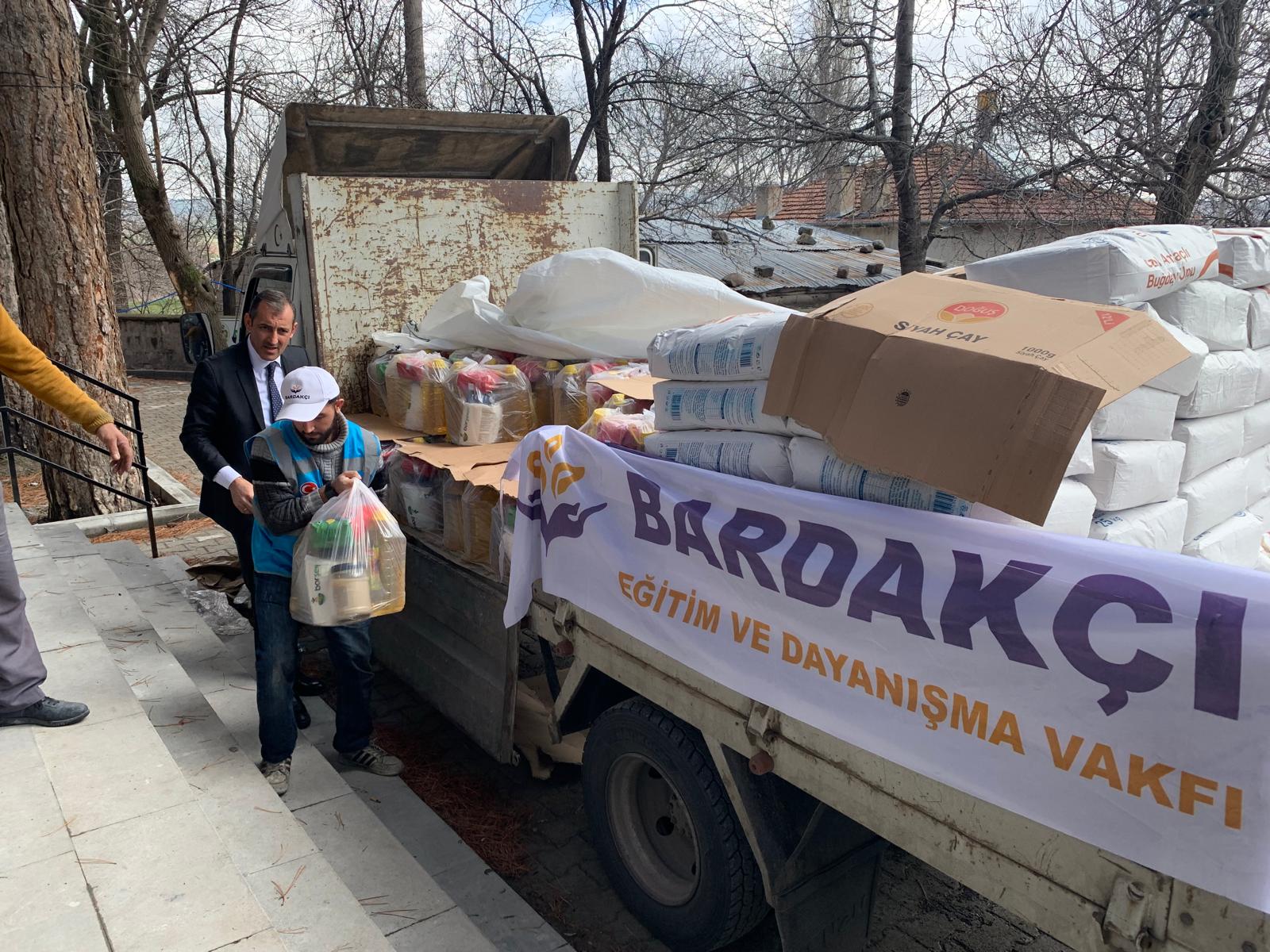 Vakfımızın geleneksel Ramazan yardımları kapsamında ihtiyaç sahibi ailelere ulaştırdığı gıda kolilerinden ve paylaşmanın huzurunu yaşadığımız dayanışma anlarından kareler... 2023 yılı Ramazan ayında gerçekleştirdiğimiz yardım çalışmalarından özel anları sizler için derledik.