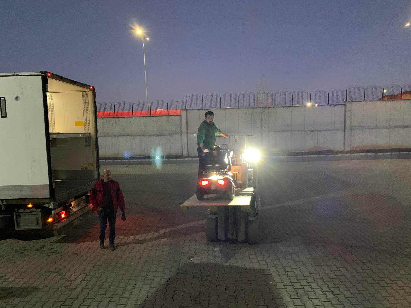 Hollanda’dan Türkiye’ye Umut Taşıdık: Akülü Sandalyeler Yerlerine Ulaştı! Vakfımızın Hollanda’dan temin ettiği akülü tekerlekli sandalyeler; Bünyan Kaymakamlığı ve Bünyan Belediyesi’nin kıymetli destekleriyle Türkiye’ye ulaştırıldı.  Akülü Tekerlekli Sandalyelerin Hollanda’dan ülkemize getirilme sürecini büyük bir özveriyle organize eden Osman Baş başta olmak üzere, bu hayra vesile olan ve emeği geçen tüm gönüllülerimize yürekten teşekkür ederiz.