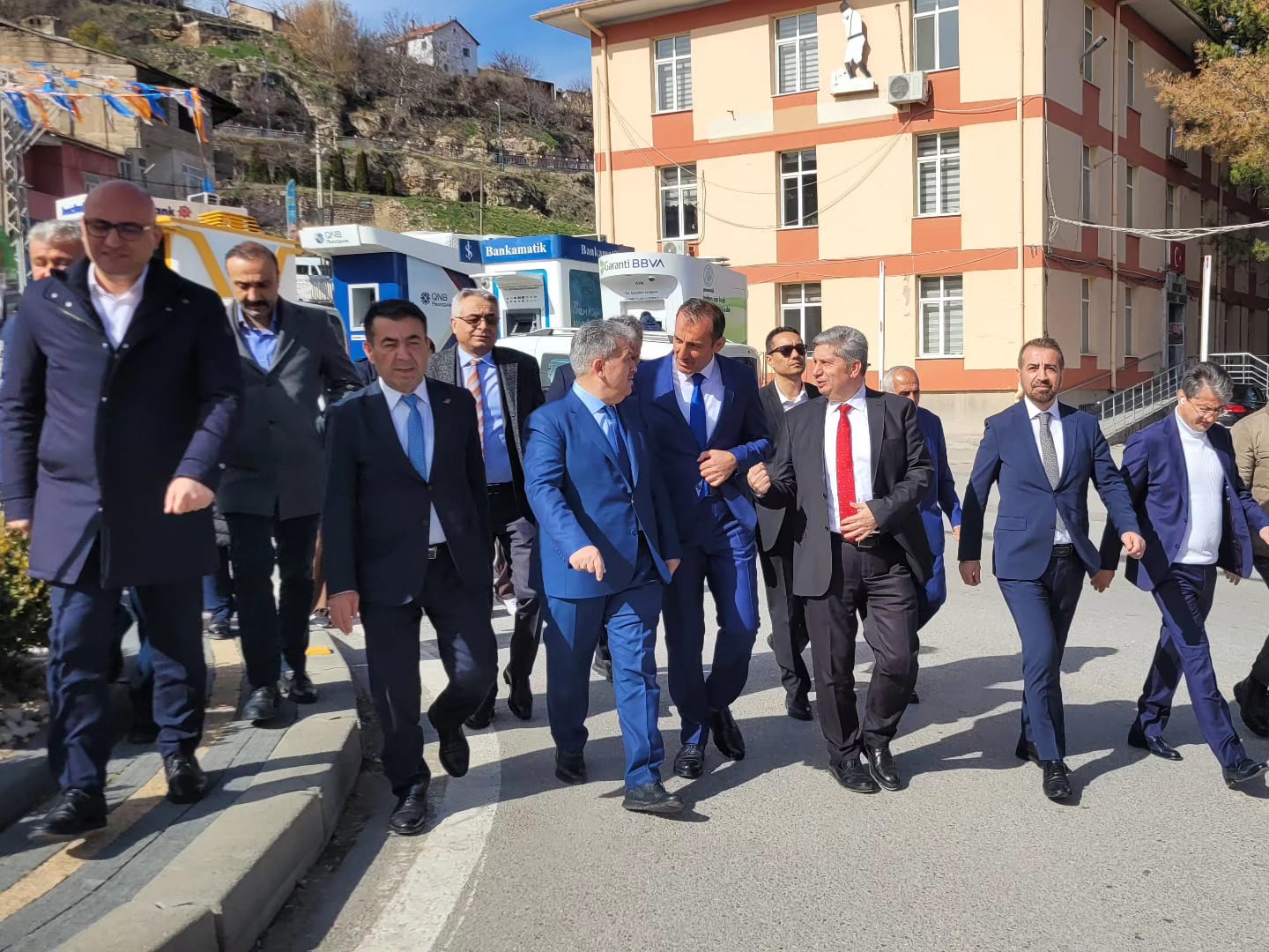 Bünyan’da Akülü Sandalye Dağıtım Töreni Coşkuyla Gerçekleşti Vakfımızın Hollanda’dan temin ettiği akülü tekerlekli sandalyeler, Kayseri Bünyan’da düzenlenen anlamlı bir törenle engelli vatandaşlarımıza teslim edildi. Protokol üyelerimizin ve bölge halkımızın yoğun katılımıyla gerçekleşen törende, paylaşmanın ve dayanışmanın güzel bir örneği sergilendi. Sandalyelerine kavuşan vatandaşlarımızın sevinci ve heyecanı törene damga vururken, vakıf olarak bir kez daha gönüllere dokunmanın mutluluğunu yaşadık. Bizleri bu özel günde yalnız bırakmayan başta Sayın Milletvekilimize, Bünyan Belediye Başkanımıza, protokole ve törene katılarak heyecanımıza ortak olan tüm halkımıza gönülden teşekkür ederiz.