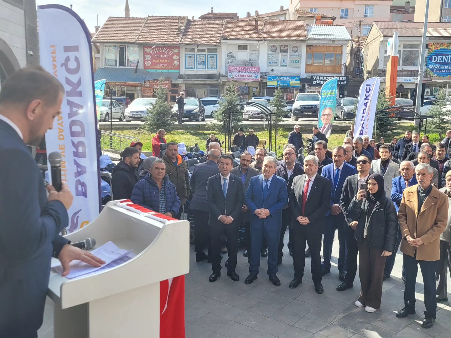 Bünyan’da Akülü Sandalye Dağıtım Töreni Coşkuyla Gerçekleşti Vakfımızın Hollanda’dan temin ettiği akülü tekerlekli sandalyeler, Kayseri Bünyan’da düzenlenen anlamlı bir törenle engelli vatandaşlarımıza teslim edildi. Protokol üyelerimizin ve bölge halkımızın yoğun katılımıyla gerçekleşen törende, paylaşmanın ve dayanışmanın güzel bir örneği sergilendi. Sandalyelerine kavuşan vatandaşlarımızın sevinci ve heyecanı törene damga vururken, vakıf olarak bir kez daha gönüllere dokunmanın mutluluğunu yaşadık. Bizleri bu özel günde yalnız bırakmayan başta Sayın Milletvekilimize, Bünyan Belediye Başkanımıza, protokole ve törene katılarak heyecanımıza ortak olan tüm halkımıza gönülden teşekkür ederiz.