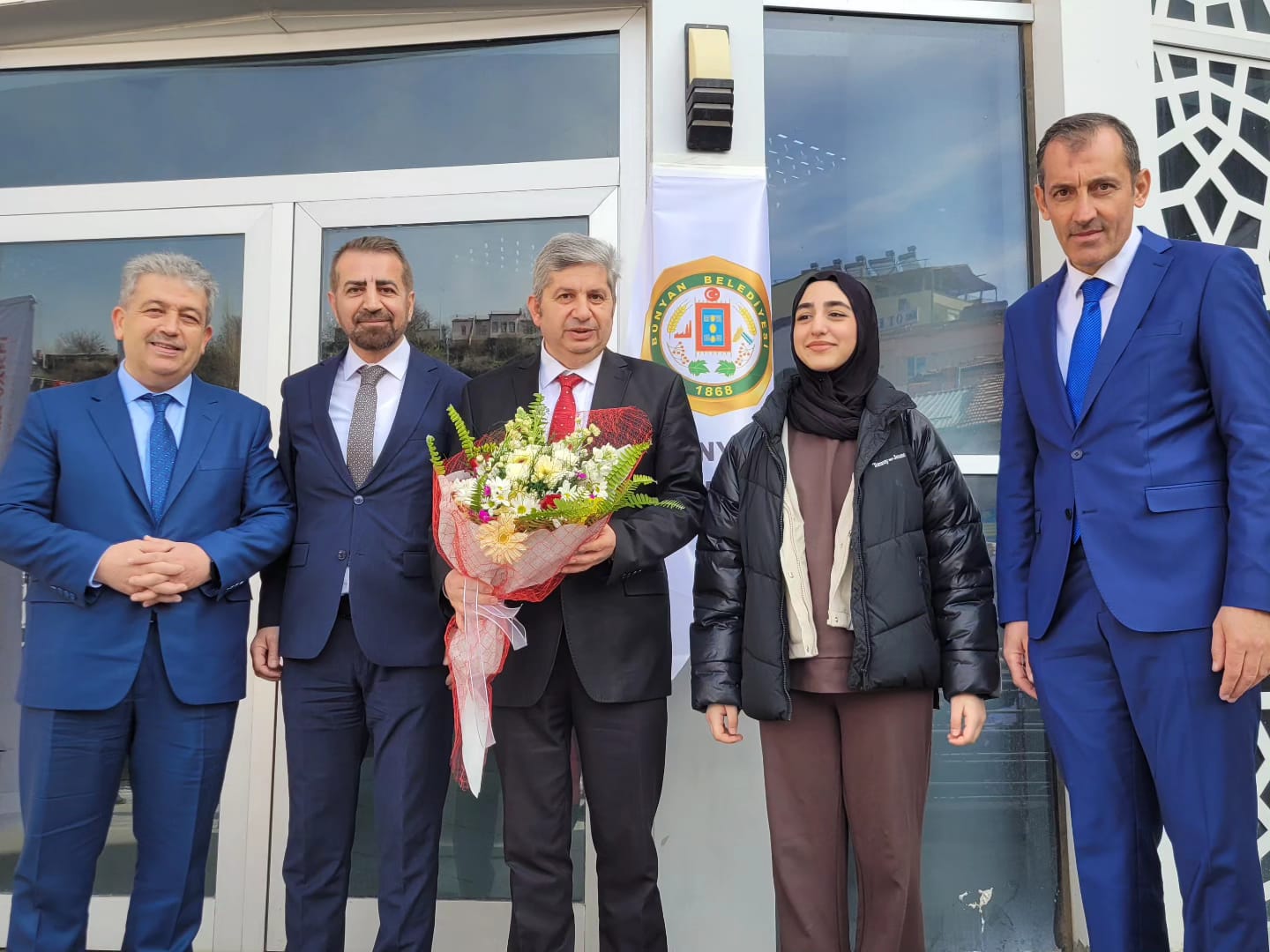 Bünyan’da Akülü Sandalye Dağıtım Töreni Coşkuyla Gerçekleşti Vakfımızın Hollanda’dan temin ettiği akülü tekerlekli sandalyeler, Kayseri Bünyan’da düzenlenen anlamlı bir törenle engelli vatandaşlarımıza teslim edildi. Protokol üyelerimizin ve bölge halkımızın yoğun katılımıyla gerçekleşen törende, paylaşmanın ve dayanışmanın güzel bir örneği sergilendi. Sandalyelerine kavuşan vatandaşlarımızın sevinci ve heyecanı törene damga vururken, vakıf olarak bir kez daha gönüllere dokunmanın mutluluğunu yaşadık. Bizleri bu özel günde yalnız bırakmayan başta Sayın Milletvekilimize, Bünyan Belediye Başkanımıza, protokole ve törene katılarak heyecanımıza ortak olan tüm halkımıza gönülden teşekkür ederiz.