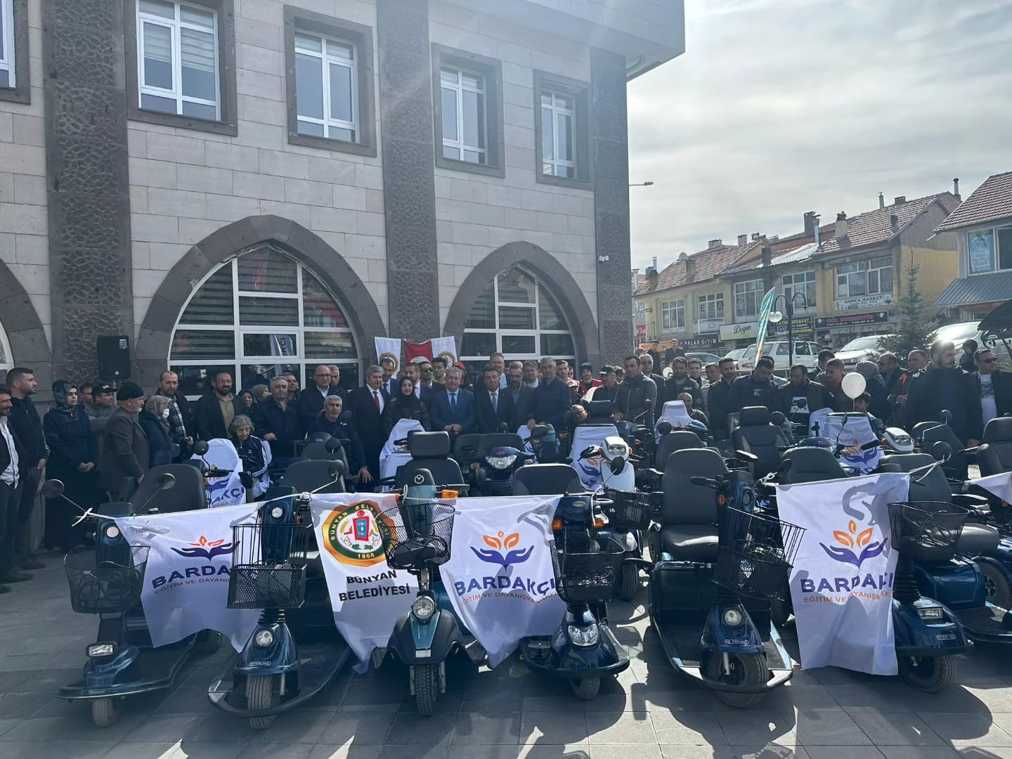 Bünyan’da Akülü Sandalye Dağıtım Töreni Coşkuyla Gerçekleşti Vakfımızın Hollanda’dan temin ettiği akülü tekerlekli sandalyeler, Kayseri Bünyan’da düzenlenen anlamlı bir törenle engelli vatandaşlarımıza teslim edildi. Protokol üyelerimizin ve bölge halkımızın yoğun katılımıyla gerçekleşen törende, paylaşmanın ve dayanışmanın güzel bir örneği sergilendi. Sandalyelerine kavuşan vatandaşlarımızın sevinci ve heyecanı törene damga vururken, vakıf olarak bir kez daha gönüllere dokunmanın mutluluğunu yaşadık. Bizleri bu özel günde yalnız bırakmayan başta Sayın Milletvekilimize, Bünyan Belediye Başkanımıza, protokole ve törene katılarak heyecanımıza ortak olan tüm halkımıza gönülden teşekkür ederiz.
