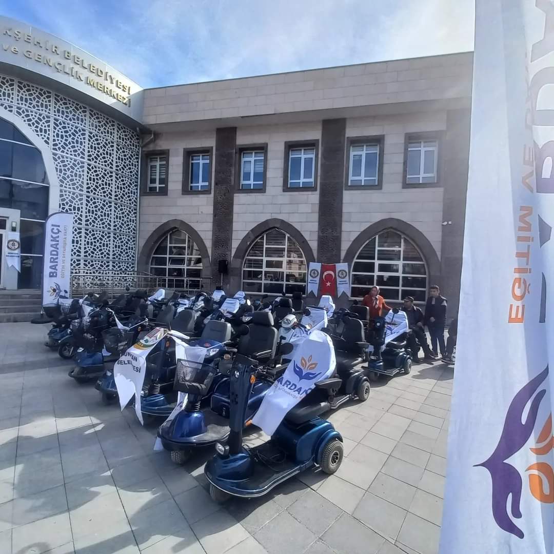Bünyan’da Akülü Sandalye Dağıtım Töreni Coşkuyla Gerçekleşti Vakfımızın Hollanda’dan temin ettiği akülü tekerlekli sandalyeler, Kayseri Bünyan’da düzenlenen anlamlı bir törenle engelli vatandaşlarımıza teslim edildi. Protokol üyelerimizin ve bölge halkımızın yoğun katılımıyla gerçekleşen törende, paylaşmanın ve dayanışmanın güzel bir örneği sergilendi. Sandalyelerine kavuşan vatandaşlarımızın sevinci ve heyecanı törene damga vururken, vakıf olarak bir kez daha gönüllere dokunmanın mutluluğunu yaşadık. Bizleri bu özel günde yalnız bırakmayan başta Sayın Milletvekilimize, Bünyan Belediye Başkanımıza, protokole ve törene katılarak heyecanımıza ortak olan tüm halkımıza gönülden teşekkür ederiz.